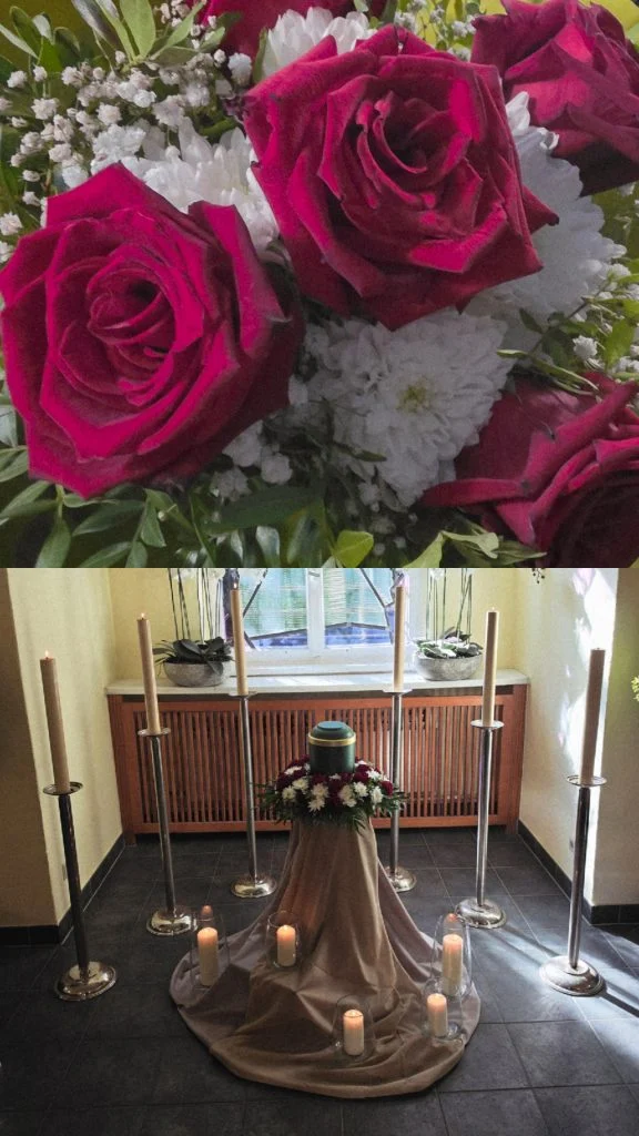 Rosen mit weißen Chrysanthemen und eine Urne mit Kerzen im Abschiedsraum